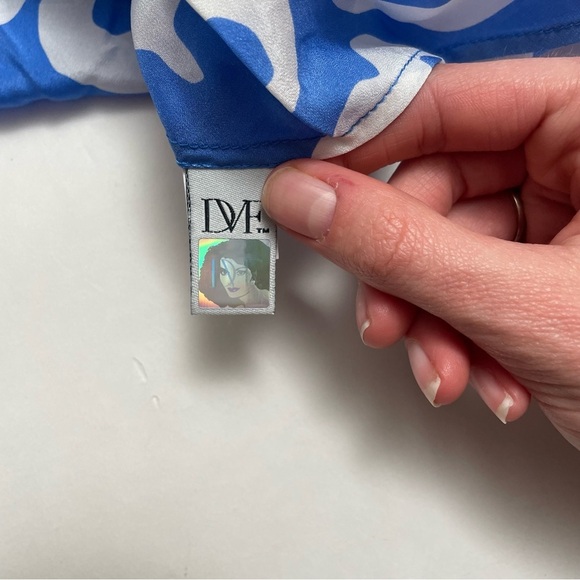 DIANE VON FURSTENBERG silk v neck tie blouse - Picture 3 of 10